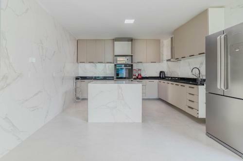 Gb57 Excelente Casa 8 Su�tes - 200m Da Praia
