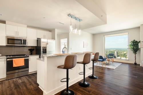 Apartamento Elegant 2br Condo With Sky Pool By Cozysuites
