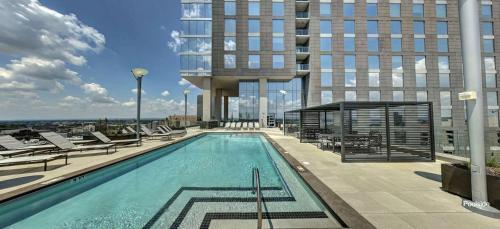 Apartamento Elegant 2br Condo With Sky Pool By Cozysuites
