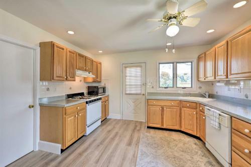 Cozy Villas Cottage With Deck, 1 Block To Beach