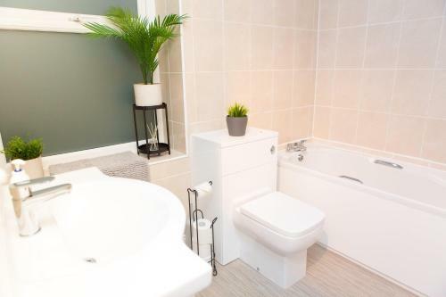 High Peak Place - Spacious Whaley Bridge Townhouse