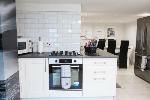 High Peak Place - Spacious Whaley Bridge Townhouse