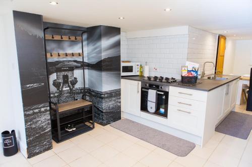 High Peak Place - Spacious Whaley Bridge Townhouse