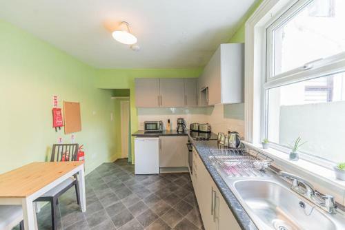Central Location 5 Private Ensuite Bedrooms Great For Work Or Play