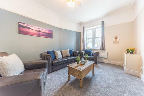 Central Location 5 Private Ensuite Bedrooms Great For Work Or Play