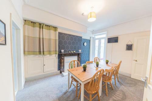 Central Location 5 Private Ensuite Bedrooms Great For Work Or Play