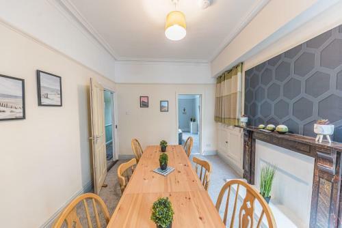 Central Location 5 Private Ensuite Bedrooms Great For Work Or Play