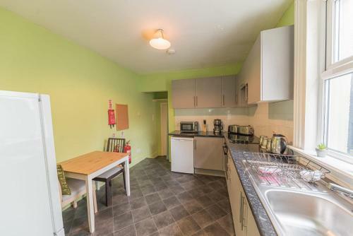 Central Location 5 Private Ensuite Bedrooms Great For Work Or Play
