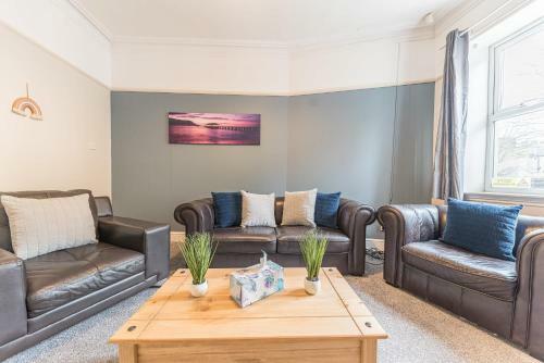 Central Location 5 Private Ensuite Bedrooms Great For Work Or Play