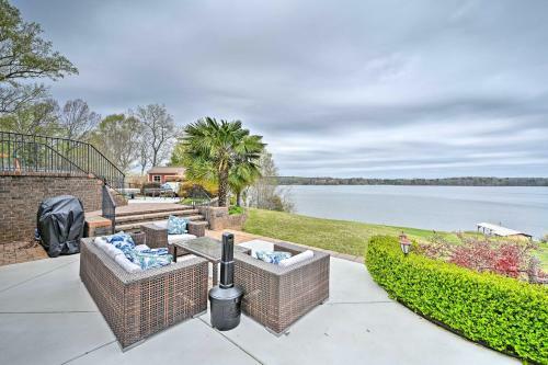 Lakefront Home With Outdoor Oasis, Kayaks, Dock