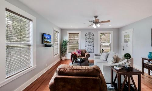 Charming Bungalow With Spa! Close To Main St!