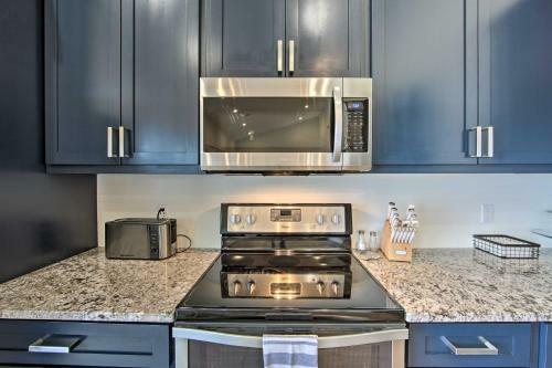 Modern Malakoff Escape With Panoramic Lake View