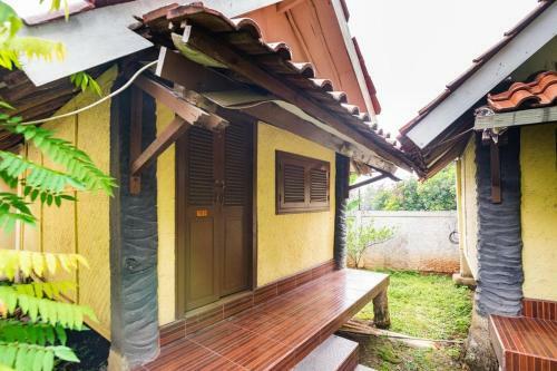 Hostal Reddoorz Near Universitas Pamulang
