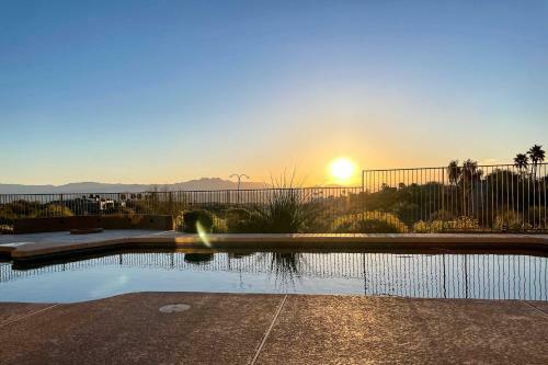Luxury Home With Putting Green And Sunset Views!