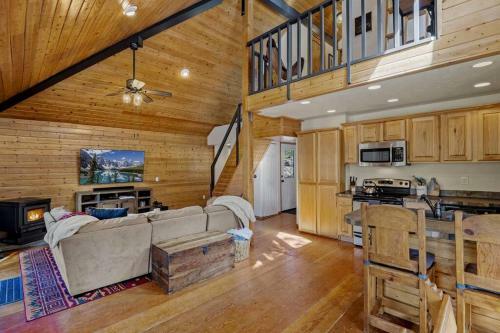 Cozy 3 Story Cabin With Loft, 2 Decks & Fire Pit