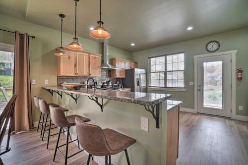 Modern Retreat With Deck Walk To White River!
