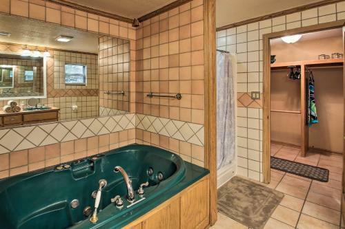 Lakefront Hot Springs Home With Grill And 2 Docks