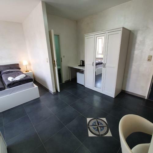 Hostal Pension Bad Soden / Apartment And Rooms