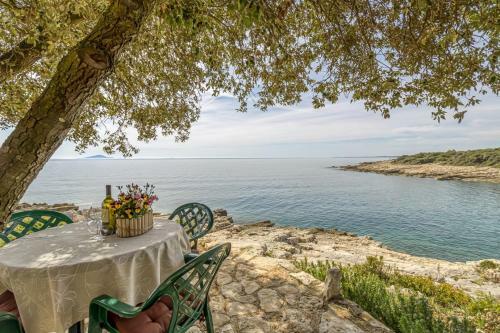 Apartamento Cottage On The Kavran Beach
