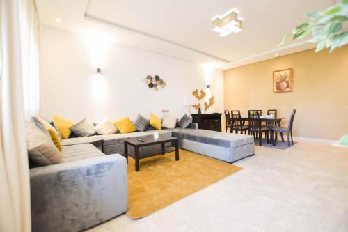 Prestigia Modern Apartment - Free Coffee & Parking