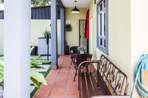 Explore 3br Gardenhouse Retreats (free Parking)