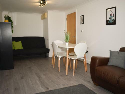 Pass The Keys Centrally Located Apartment With Large Balcony