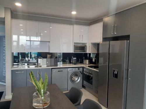 Bellalux Beachfront - Luxury 3 Bedroom Apartment