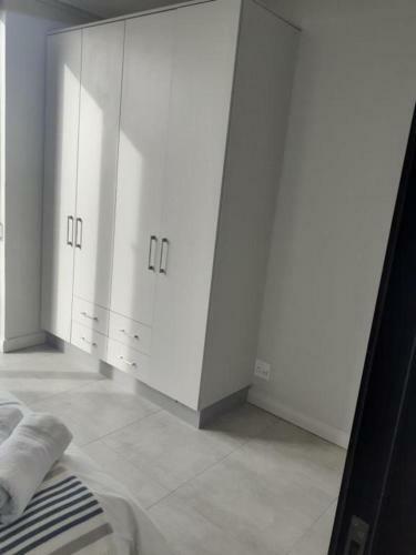 Bellalux Beachfront - Luxury 3 Bedroom Apartment