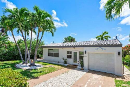 Villa Paradise Beach Home 3 Bed 3 Bath W/ Private Pool