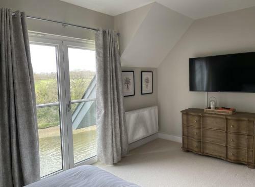 Olive House- 4 Bedroom Property On The Harbour!