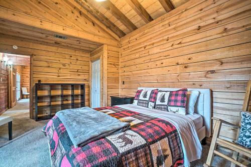 Cozy Treetop Cabin With Mountain And Forest Views