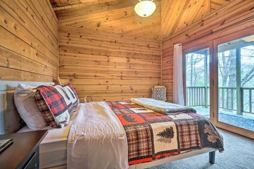 Cozy Treetop Cabin With Mountain And Forest Views