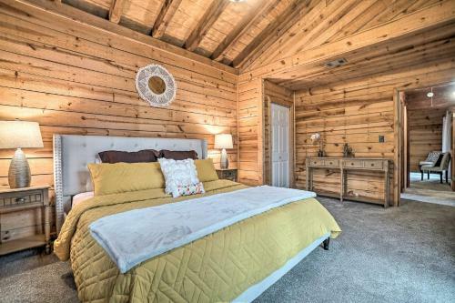 Cozy Treetop Cabin With Mountain And Forest Views