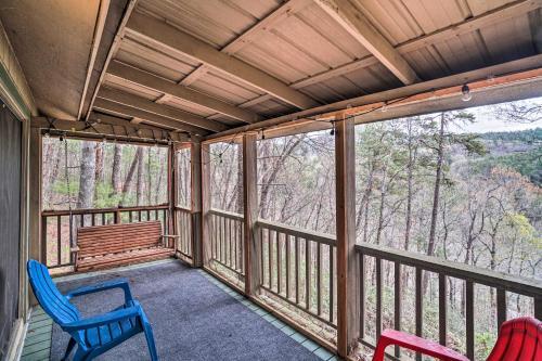 Cozy Treetop Cabin With Mountain And Forest Views