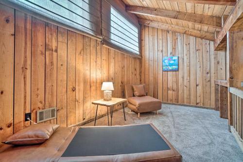 Cozy Treetop Cabin With Mountain And Forest Views