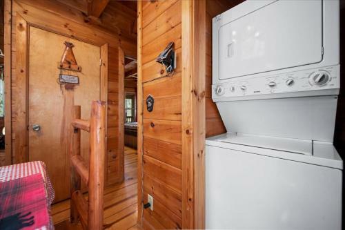 Bear Necessities - Cozy Cabin Beside Briar Creek, Fire Pit, Wifi, Pet Friendly