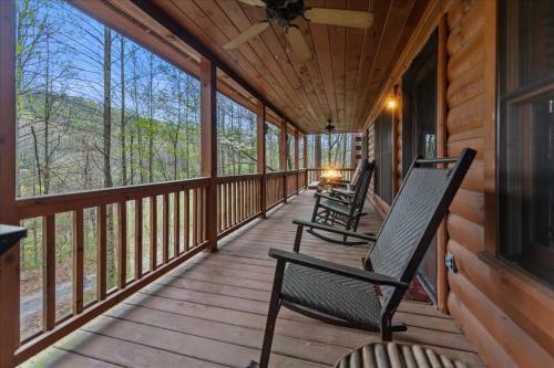 Autumns Hollow - Adorable Rustic Log Cabin Lake View, Pet Friendly