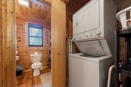 Autumns Hollow - Adorable Rustic Log Cabin Lake View, Pet Friendly