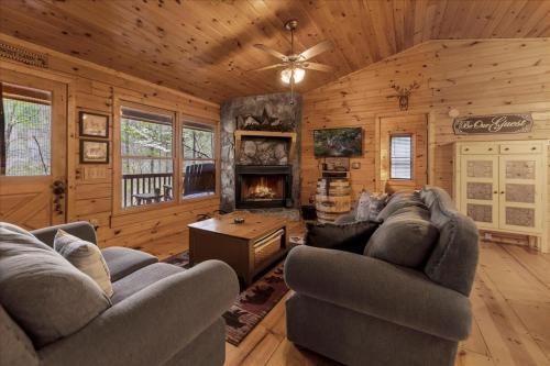 Autumns Hollow - Adorable Rustic Log Cabin Lake View, Pet Friendly