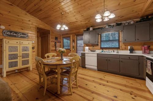 Autumns Hollow - Adorable Rustic Log Cabin Lake View, Pet Friendly