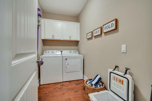 Waterside Retreat - Tons Of Amenities, Close To Everything!