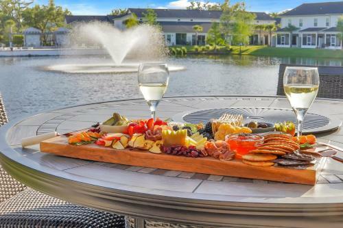 Waterside Retreat - Tons Of Amenities, Close To Everything!