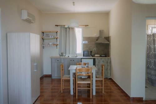 Lorraine's Apartments Close To Lourdas Beach