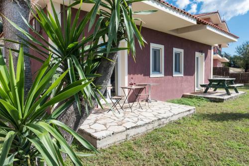 Lorraine's Apartments Close To Lourdas Beach