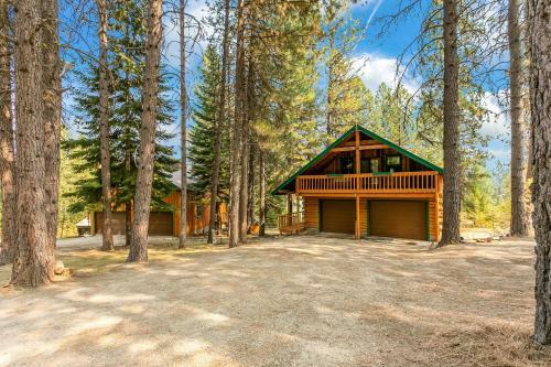 Rustic Garden Valley Cabin With Foosball Table!
