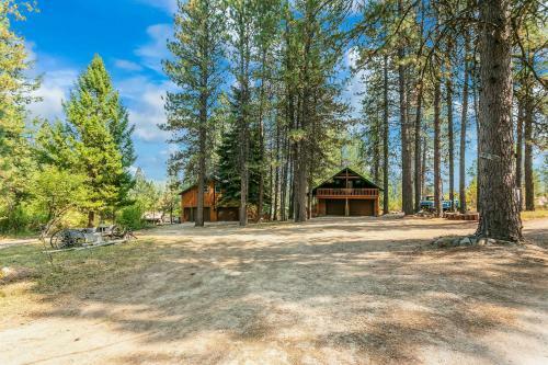 Rustic Garden Valley Cabin With Foosball Table!