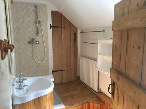 Cosy Cottage With Beams & Inglenook Fireplaces