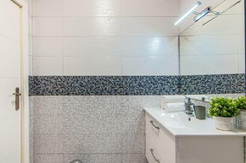 Central 2 Bedroom Apartment Playa De Las Americas