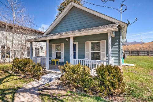 Pet-friendly Chic Home With Spacious Back Yard!