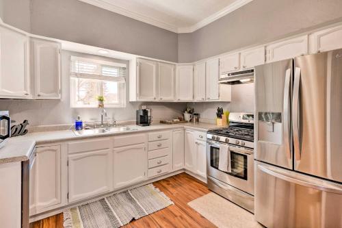 Pet-friendly Chic Home With Spacious Back Yard!